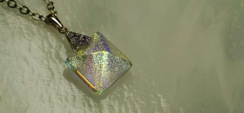 Pyramid Jewel クリアーベース。煌きは様々な色合いに変化します。 ラフォルム ガラスジュエリー ガラスアクセサリー