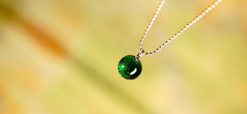 ラフォルム ガラスジュエリー ガラスアクセサリー Dichroic planet width circle ～ Forest ～ 『Dichroic planet width circle ～ Aqua ～』のトップをベースに、グリーン系に変更して…
