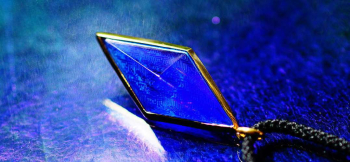 Collaborate Dreamblue ～ Precision luminous circuits ～ K18素材のオリジナル金属枠を設置し、詳細なデザイン加工を内部に施した八面体フォルムのガラ… ラフォルム ガラスジュエリー ガラスアクセサリー