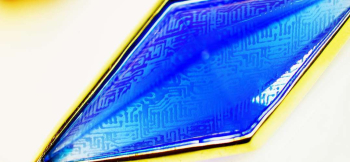 Collaborate Dreamblue ～ Precision luminous circuits ～ 八面体サイドを取り巻くように、K18素材の彫金枠を施しました。 ラフォルム ガラスジュエリー ガラスアクセサリー
