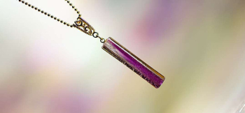ラフォルム ガラスジュエリー ガラスアクセサリー Cylindrical purple crystal クリアーな円柱形のフォルム内部に、パープルの色合いが細かな気泡と共に上昇していくようなイメージを施しました。ゴールド色の透し模様のバチカンと可愛…