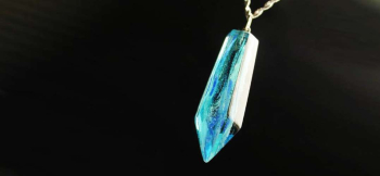 ラフォルム ガラスジュエリー ガラスアクセサリー An icicle Crystal 『An icicle Crystal』は、青緑、青の色彩を生かした胸元を彩るガラスペンダントです。
時をこえて、あなたはかけがえのない水のCrystal。愛しい…