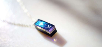 Attractive universe ～ Taurus ～ 下部にはおうし座のマークを彫刻いたしました。 ラフォルム ガラスジュエリー ガラスアクセサリー