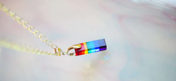 ラフォルム ガラスジュエリー ガラスアクセサリー Rainbow pillar 小ぶりの直方体のフォルムの内部に虹色のグラデーションを閉じ込めた、世界にひとつの可愛らしいオリジナルガラスペンダントが完成いたしました。太目のチェーンと合わせてお楽しみ…