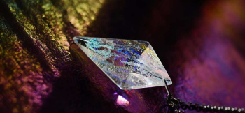 Dreamblue ～ イーリスの虹 / PLATINUM ～ 比率の異なる八面体のシャープなフォルムと、内部のダイクロガラスの特筆すべき美しさ!! ラフォルム ガラスジュエリー ガラスアクセサリー