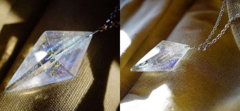 Dreamblue ～ イーリスの虹 / PLATINUM ～ 様々なシーンで存在感を発揮する魅惑のペンダントです。 ラフォルム ガラスジュエリー ガラスアクセサリー