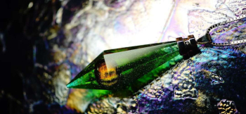 ラフォルム ガラスジュエリー ガラスアクセサリー Eternal evergreen crystal 六角錐水晶のようなスタイリッシュで存在感のある美しい結晶フォルム。ガラスの内部に「思い出の大切なもの」を封入した世界にひとつのオリジナルメモリアル…