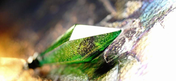 Eternal evergreen crystal グリーン系のグラデーションと中央部のアンバーの色合い。そしてシャープな面造形の逸品です。 ラフォルム ガラスジュエリー ガラスアクセサリー