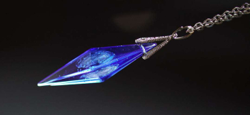 Dreamblue ～ Dichroic Earth ～ サイドから見るとシャープな印象です。 ラフォルム ガラスジュエリー ガラスアクセサリー