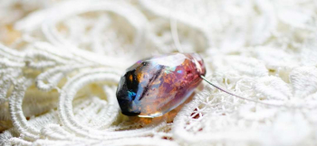 Ice stone ～ Importance ～ 見る角度や光の当たり方で様々な表情をご覧いただけます。内部空間には「思い出の大切なもの」を封入しております。 ラフォルム ガラスジュエリー ガラスアクセサリー