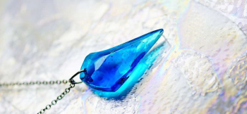 ICE FANG ～ 水の天使 ～ 神秘的なブルーの濃淡。繊細な煌きが神秘的です。 ラフォルム ガラスジュエリー ガラスアクセサリー