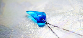 ICE FANG ～ 水の天使 ～ 表面には滑らかなアイスロックカットを施しています。 ラフォルム ガラスジュエリー ガラスアクセサリー