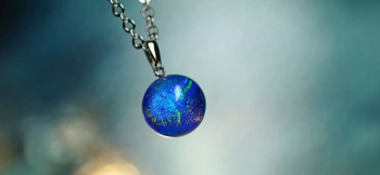 ラフォルム ガラスジュエリー ガラスアクセサリー Dichroic sparkling planet 世界にひとつの煌く球体ペンダントが完成いたしました。内部に施したラメとダイクロガラスの織り成す美しさと、暗闇での蓄光の神秘的な光。昼夜問わずぜひお…