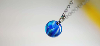 Dichroic sparkling planet 内部の模様にも表情があります。 ラフォルム ガラスジュエリー ガラスアクセサリー