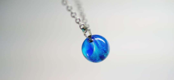 Dichroic sparkling planet 見る角度や光の当たり方で、小さな球体内部の世界が変化して見えます。 ラフォルム ガラスジュエリー ガラスアクセサリー