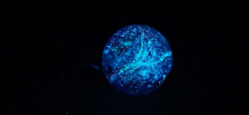 Dichroic sparkling planet 暗闇で美しいブルーの光を放ちます。 ラフォルム ガラスジュエリー ガラスアクセサリー