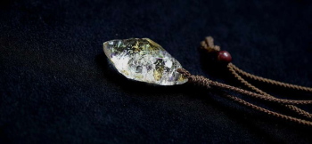 愛しい思い / ペンダント 氷のかけらのような世界にひとつのメモリアルペンダント。 ラフォルム ガラスジュエリー ガラスアクセサリー
