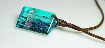 Aqua fragment 三角柱のフォルム内部に様々な細工を施しております。 ラフォルム ガラスジュエリー ガラスアクセサリー