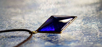 Collaborate Dreamblue ～ Yearning gem ～ 詳細なデザイン加工を内部に施した八面体フォルムのガラスと彫金とのオーダーメードコラボレーションペンダント。 ラフォルム ガラスジュエリー ガラスアクセサリー