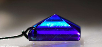 Mysterious royal pyramid サイドから見ると内部に不思議な色合いが浮かび上がります。 ラフォルム ガラスジュエリー ガラスアクセサリー