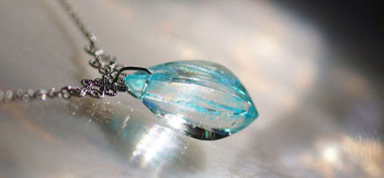 ラフォルム ガラスジュエリー ガラスアクセサリー Cinderella's tear drops シンデレラの涙を思わせる澄んだアクアブルーを、四つの曲面からなる立体的な雫へ仕上げました。底面から見ると四角形に映り、正面ではふっくらとした雫に見える…