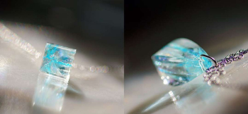 Cinderella's tear drops 曲面4面による美しい面造形、底面からは四角形に見えます。 ラフォルム ガラスジュエリー ガラスアクセサリー