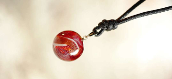 Fashionable jewelry レッドとクリアー、ホワイトの色合いと共に、ラメをマーブル模様にしています。 ラフォルム ガラスジュエリー ガラスアクセサリー
