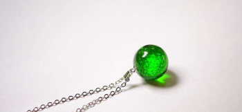 Dichroic planet width circle ～ Spring green ～ シンプルな球体フォルムのペンダント。 ラフォルム ガラスジュエリー ガラスアクセサリー