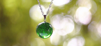 Dichroic planet width circle ～ Spring green ～ 表裏面をクリアーで包み込んでいます。内部の煌きが美しい逸品です。 ラフォルム ガラスジュエリー ガラスアクセサリー
