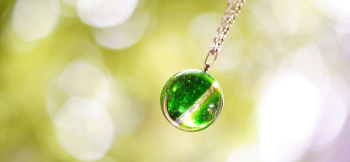 Dichroic planet width circle ～ Spring green ～ ベースカラーは、透明色のブラックである「スプリンググリーン」。サイドからのクリアー層が特徴です。
 ラフォルム ガラスジュエリー ガラスアクセサリー