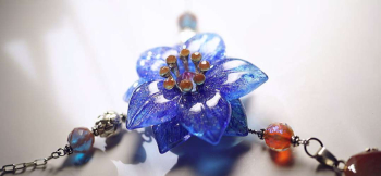 Antique mystic flower ふっくらした重なり合った花びらとサフィレットの雄しべと雌しべ。 ラフォルム ガラスジュエリー ガラスアクセサリー