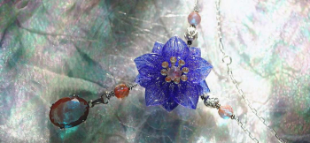 Antique mystic flower サフィレットのチャームが花を一層引き立てています。 ラフォルム ガラスジュエリー ガラスアクセサリー