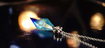 Dreamblue ～ Everlasting love / Fleur-de-lis ～ 美しいブルーのグラデーションのメモリアル八面体ペンダント。 ラフォルム ガラスジュエリー ガラスアクセサリー