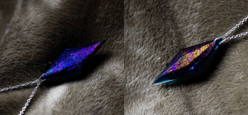 Dreamblue ～ Dual macrocosm ～ 内部のラメは、見る角度や光の当たり方で無限の表情に変化。表裏面で異なるラメを施しています。 ラフォルム ガラスジュエリー ガラスアクセサリー