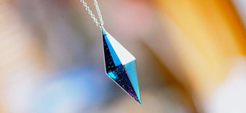 Dreamblue ～ Dual macrocosm ～ 手作業により、形作りから全ての面を鏡面磨きしてお作りしています。 ラフォルム ガラスジュエリー ガラスアクセサリー