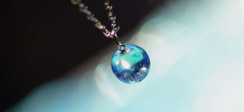 Refreshing aqua planet 透明感のある青色と煌きが取り巻く神秘的な逸品。 ラフォルム ガラスジュエリー ガラスアクセサリー
