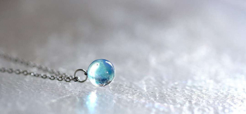 Refreshing aqua planet 小ぶりの球体ペンダント。 ラフォルム ガラスジュエリー ガラスアクセサリー
