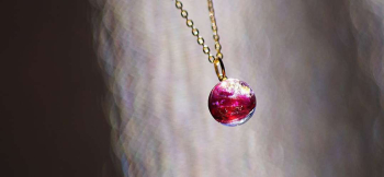 Ruby passion planet 上品な色合いと小ぶりサイズの球体ペンダントです。 ラフォルム ガラスジュエリー ガラスアクセサリー