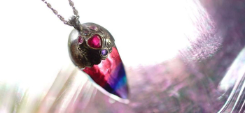 はじまりのペンダント 願 ～ 謳歌 ～ 彫金加工によるオリジナル仕様のバチカン。燻し加工。 ラフォルム ガラスジュエリー ガラスアクセサリー