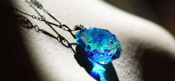 ラフォルム ガラスジュエリー ガラスアクセサリー 水の誕生 ～ 聖らかな水結晶 ～ 聖水の結晶は大自然からの贈り物。『水の誕生』シリーズの美しい煌きと色彩。ランダムな表面に施したカットとブルー系の濃淡、そして内部の煌きが陽光に照らされて美しく煌きま…