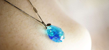 水の誕生 ～ 聖らかな水結晶 ～ 存在感のある美しいペンダントです。 ラフォルム ガラスジュエリー ガラスアクセサリー