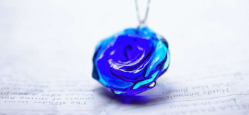 ラフォルム ガラスジュエリー ガラスアクセサリー 魅惑のBLUE ROSE ～ 貴婦人 ～ 深いブルーと鮮やかなアクアブルーを重ね、ガラスの中に一輪の薔薇を咲かせました。花びらの一枚一枚を立体的に彫り込み、中心から外側へ広がっていく繊細な重なりを表…