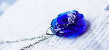 魅惑のBLUE ROSE ~ 貴婦人 ~ 花びら1枚1枚を彫刻により表現。 ラフォルム ガラスジュエリー ガラスアクセサリー