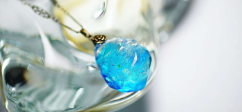ラフォルム ガラスジュエリー ガラスアクセサリー 水の誕生 ～ 澄やかな水結晶 ～ 『水の誕生』シリーズの美しい煌きと透明感のある色彩。表面に施したランダムなカットとブルー系の濃淡、そして内部の煌きが陽光に照らされて美しく煌きます。暗闇では神秘的な…