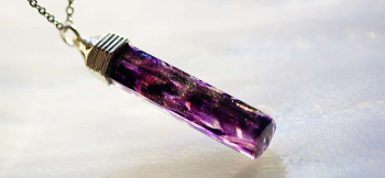 Mysterious purple crystal 六角柱の美しいフォルム。 ラフォルム ガラスジュエリー ガラスアクセサリー
