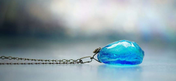水の誕生 ~ 爽やかな水結晶 ~ 氷の欠片のようなランダムなカット。 ラフォルム ガラスジュエリー ガラスアクセサリー