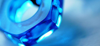 ラフォルム ガラスジュエリー ガラスアクセサリー Hexagon nut 『Hexagon nut』は、青の色彩を生かした胸元を彩るガラスペンダントです。
透明感のあるターコイズブルーの色味が印象的な、「六角ナット」をモチーフにした世界にひとつの…
