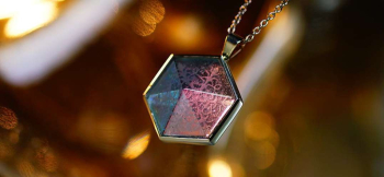 ラフォルム ガラスジュエリー ガラスアクセサリー Hexagram of snowflake 『Hexagram of snowflake』は、紫の色彩を生かした胸元を彩るガラスペンダントです。
紫外線の強さや光の当たり方で色味を変えるネオラベン…