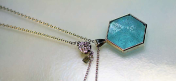 Hexagram of snowflake ステンレス製チェーン。エンド部分に花のクラスプ金具をお付けいたしました。 ラフォルム ガラスジュエリー ガラスアクセサリー