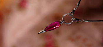 Stylish Pendulum 魅力的な「ルビーピンク」のトップが印象的な逸品。 ラフォルム ガラスジュエリー ガラスアクセサリー